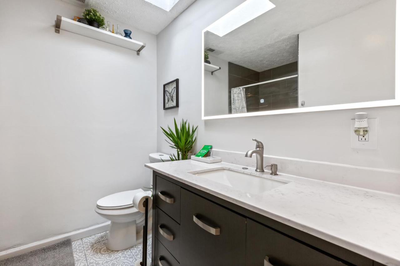 Pristine Townhouse With Rooftop Deck Near Canton! Baltimore Buitenkant foto