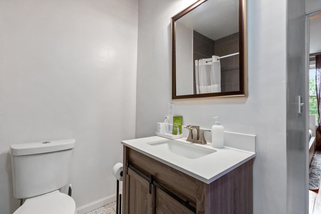 Pristine Townhouse With Rooftop Deck Near Canton! Baltimore Buitenkant foto